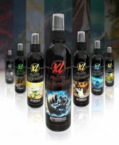 Eine Auswahl schwarzer XL Cabin Refresher Duftsprays in Pumpflaschen, jeweils mit einzigartigen Etiketten f�r verschiedene D�fte.