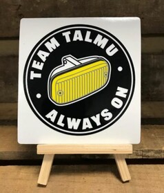 Scandi Aufkleber Team Talmu mit gelber LKW-Leuchte und Text "Always On".