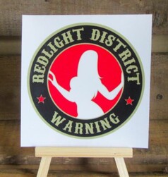 Runder Scandi Aufkleber: Roter Kreis mit wei�er Frauensilhouette, umgeben von schwarzem Ring mit goldfarbenem Text 