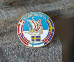 Runder Scandi Pin mit goldfarbenem Rand, zeigt ein Schiff, "SCANDINAVIA" Schriftzug und nordische Flaggen.