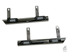 Zwei gl�nzende, abgeschr�gte T�rrohre aus Metall mit integrierten LED-Leuchten und Haltern.