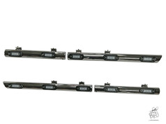 Vier gl�nzende, silberne Spoilerrohre mit eingebauten LED-Leuchten, hinten abgeschr�gt.