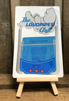 Wei�er Scandi Aufkleber mit blauem LKW-Front-Design und Rauchwolken. Aufschrift: The LOUDPIPES Club.