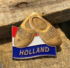 Metallpin mit zwei bronzefarbenen Klompen auf einer rot-wei�-blauen Hollandflagge und dem Schriftzug HOLLAND.