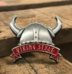 Silberfarbener Scandi Pin in Form eines Wikingerhelms mit H�rnern und rotem Banner mit der Aufschrift "VIKING STYLE".