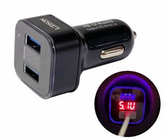 Schwarzes Ledson USB-Schnellladeger�t mit zwei Anschl�ssen und Display. Im Zigarettenanz�nder leuchtet es blau mit roter Anzeige.