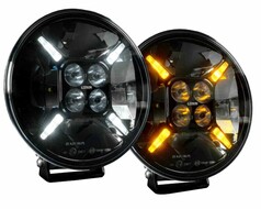 Zwei Ledson LED Zusatzscheinwerfer Sarox9+ mit wei�em und orangefarbenem Positionslicht.