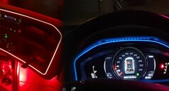 Ledson Glowstrip: Rote Innenbeleuchtung an der Konsole und blaue am Armaturenbrett im Auto.