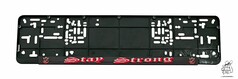 Schwarzer Kennzeichenhalter mit dem roten und wei�en Aufkleber "Stay Strong".
