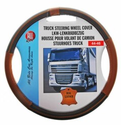 Brauner und schwarzer Lenkradschoner aus Echtleder auf seiner Produktverpackung mit LKW-Abbildung und Gr��enangabe 44-46.