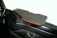 Fahrertisch mit Carbon-Optik und Holzrand, passend f�r MAN TGX, auf Armaturenbrett.