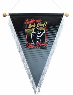 Schwarzer Wimpel mit grauen Streifen und wei�en Fransen. Motiv: Truckspotter-Silhouette, Text �Slow Down!� und �Lights on & Look Cool!�.