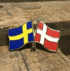 Scandi Pin mit gekreuzten Flaggen von Schweden (blau-gelb) und D�nemark (rot-wei�) mit metallischem Rand.