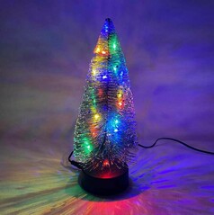Ein glitzernder LED-Weihnachtsbaum mit bunten Lichtern in Blau, Rot, Gr�n, Gelb und dunklem Sockel, mit USB-Kabel.