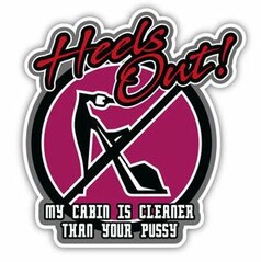 Runder Aufkleber "Heels Out!" mit High Heel und Besen-Symbol in Magenta, Schwarz und Wei�.