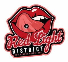 Aufkleber mit roten Lippen, herausgestreckter Zunge mit Piercing und dem Schriftzug "Red Light District" in Rot, Schwarz und Wei�.