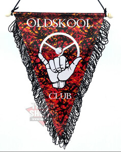 Roter Pl�sch-Wimpel "Old Skool Club" mit Lenkrad- und Shaka-Hand-Motiv, schwarze Fransen.