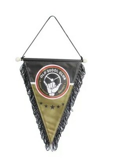 Dreieckiger Wimpel Old Skool Club in Schwarz und Olivgr�n mit Fransen. Das Logo zeigt ein Lenkrad, ein Handzeichen und Sterne.