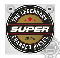 Wei�e Leuchtkastenplatte mit zwei Befestigungspunkten und rundem schwarz-goldenen Emblem mit roten Sternen und Text: SUPER LEGENDARY.