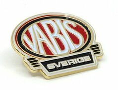 Goldfarbener Pin mit ovalem VABIS-Logo in Rot-Wei� und rechteckigem SVERIGE-Schriftzug in Schwarz-Wei�.