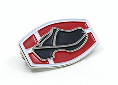 Pin mit schwarzem Clog-Motiv auf rotem und wei�em Hintergrund im Stil der d�nischen Flagge, silber umrandet.