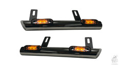 Gl�nzende T�rrohre aus Metall mit leuchtenden, orangefarbenen LED-Lampen und schwarzen Halterungen.