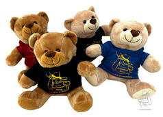 Mehrere braune Pl�schb�ren mit roten, schwarzen und blauen T-Shirts, bedruckt mit 