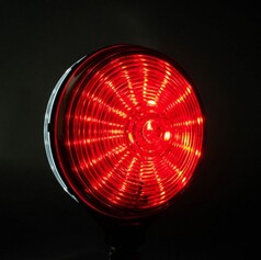 Runde Ledson LED-Spiegelleuchte, rot leuchtend, mit silbernem Rand.