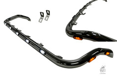 Lampenb�gel aus poliertem Edelstahl mit mehreren wei�en und orangen LED-Lampen und zwei Haltern.