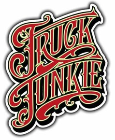 Gl�nzender roter Aufkleber mit dem Schriftzug "TRUCK JUNKIE" in dekorativer Schrift, schwarz, hellgr�n und wei� umrandet.