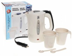 Wei�er All Ride Wasserkocher mit schwarzem 24V-Stecker, dazu passende Tassen und L�ffel.