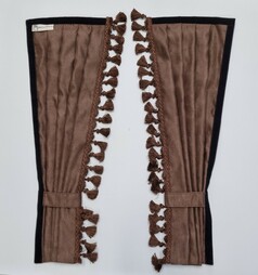 Ein Paar brauner LKW-Gardinen mit Faltenoptik, Zierquasten, Klettband und R�ckhalteband.