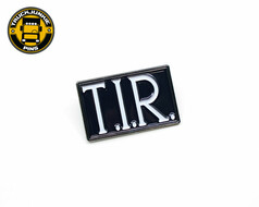 Schwarzer T.I.R. Pin mit gl�nzenden wei�en Buchstaben.