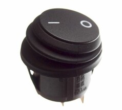 Runder, schwarzer Kippschalter mit wasserdichter Gummikappe und ON/OFF-Symbolen.
