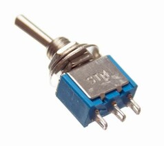 Nahaufnahme eines Mini-Kippschalters mit blauem Geh�use und silbernem Hebel auf wei�em Hintergrund.