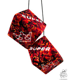 Ein Paar rote Pl�sch-W�rfel mit schwarzen und orangen Mustern, bestickt mit wei�em 