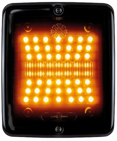 Eckige LKW-Heckleuchte mit schwarzem Geh�use und dunkler Linse. Orangefarbene LEDs leuchten als Blinklicht.