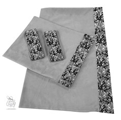 Hellgraue LKW-Rundumgardine aus Pl�sch mit abstrakt gemusterten R�ckhalteb�ndern und Kante.