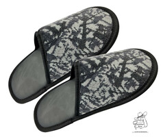 Ein Paar graue Pl�sch-Pantoffeln mit gemusterter Oberfl�che und dunkler Kunstledersohle.