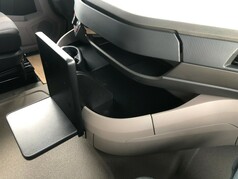 Schwarzer Kaffeetisch f�r DAF XF/XG/XG+ LKW, an der Mittelkonsole im Fahrerhaus montiert.