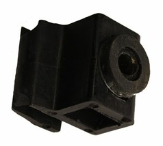 Ein einzelner schwarzer Gummi Montageblock f�r Radkappenringe.