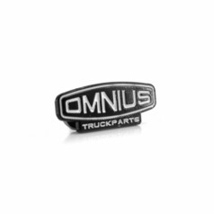 Schwarzes Omnius Truckparts Emblem aus Metall mit wei�em Schriftzug.