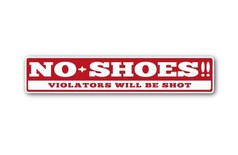 Roter, rechteckiger Aufkleber aus Selbstklebefolie mit wei�em Text: "NO SHOES!! VIOLATORS WILL BE SHOT".