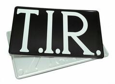 Schwarzes T.I.R. Schild aus Aluminium mit wei�en, 3D-gepr�gten Buchstaben.