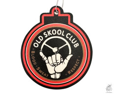 Runder, schwarzer Lufterfrischer "Old Skool Club" mit rotem Rand, wei�em Lenkrad und Hand. Text: Blood, Sweat, Respect.