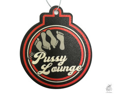 Schwarzer Lufterfrischer mit rotem und wei�em Rand. Zeigt graue Fu�abdr�cke und den Schriftzug 