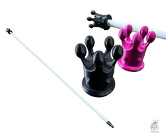 Schwarze und pinke Firestik Kronen aus Kunststoff, eine davon auf einer wei�en Antenne montiert.