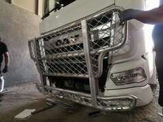 Aluminium Bull Bar mit Gittermuster, an der Front eines wei�en DAF XG LKW montiert.