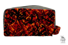 Waschtasche aus Pl�sch mit rotem, orangefarbenem und schwarzem Muster, dunklen Seiten, Rei�verschluss und Henkel.