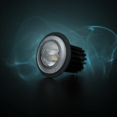 Runder LED Blitzer mit klarer Linse und schwarzem Geh�use, orange leuchtend.